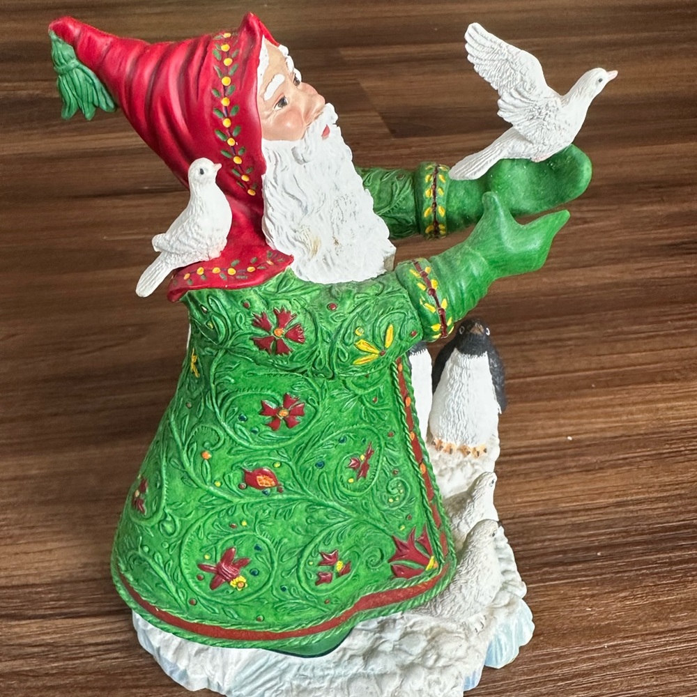 Vintage 1996 Lenox Santa's Gift of Peace figurine, designed by Lynn Bywaters - Picture 4 of 9